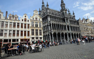 People sit at cafes' terraces at Brussels' Grand place on the second day of the reopening of the country's terraces in Brussels, on May 9, 2021, as part of the easing of the country's second lockdown aimed at curbing the spread of the Covid-19 pandemic, . (Photo by François WALSCHAERTS / AFP)