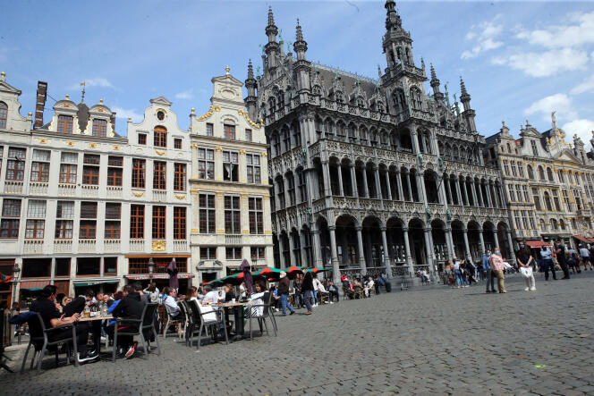 People enjoying the sun on a terrace, on the Grand-Place in Brussels, in May 2021.