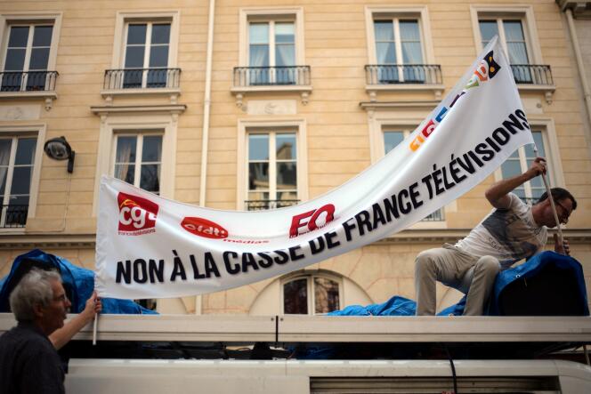 Des salariés de France Télévisions, Radio France et France Media World manifestent contre les coupes budgétaires attendues du gouvernement, à Paris, en 2017.