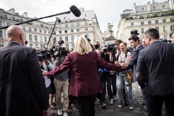 Marine Le Pen retrouve les députés RN devant l’Assemblée nationale, le jour de la rentrée parlementaire, le 22 juin 2022.