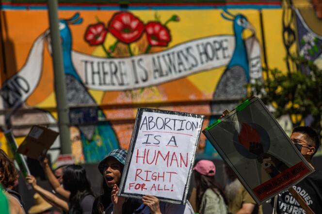 Des manifestants passent devant une fresque sur laquelle on peut lire « il y a toujours de l’espoir » lors d’une manifestation dans le centre-ville de Los Angeles le 26 juin 2022, deux jours après la décision de la Cour Suprême sur l’avortement.