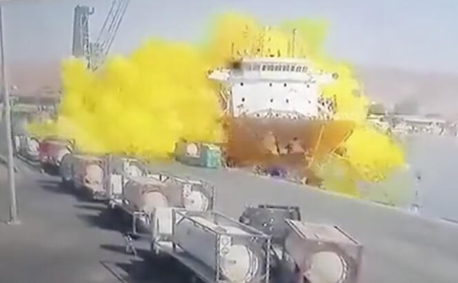 Cette photo tirée d’images de vidéosurveillance diffusées par la chaîne de télévsion Al-Mamlaka montre l’explosion de chlore gazeux après la chute d’un conteneur dans le port d’Aqaba, en Jordanie, le 27 juin 2022.