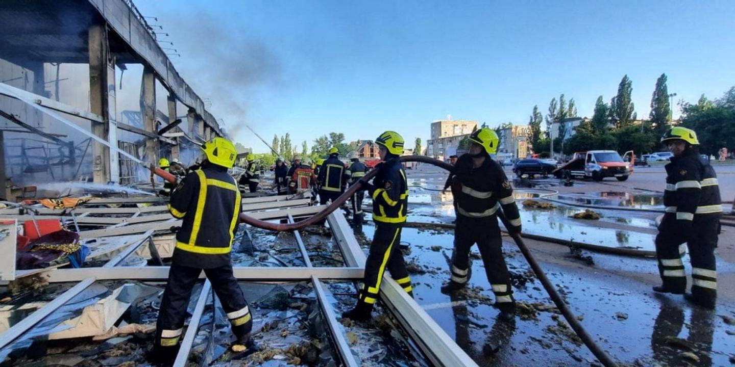 Bei einer Bombenexplosion in der Nähe der nördlichen Stadt Krementsch sind mindestens zehn Menschen ums Leben gekommen