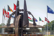 Les drapeaux des pays membres de l’OTAN flottent au vent devant le siège de l’OTAN à Bruxelles, le mercredi 15 juin 2022. 