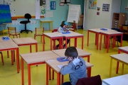 Des enfants dessinent dans leur classe à l’école publique Champ l’Eveque à Bruz, dans l’ouest de la France, le 12 mai 2020.