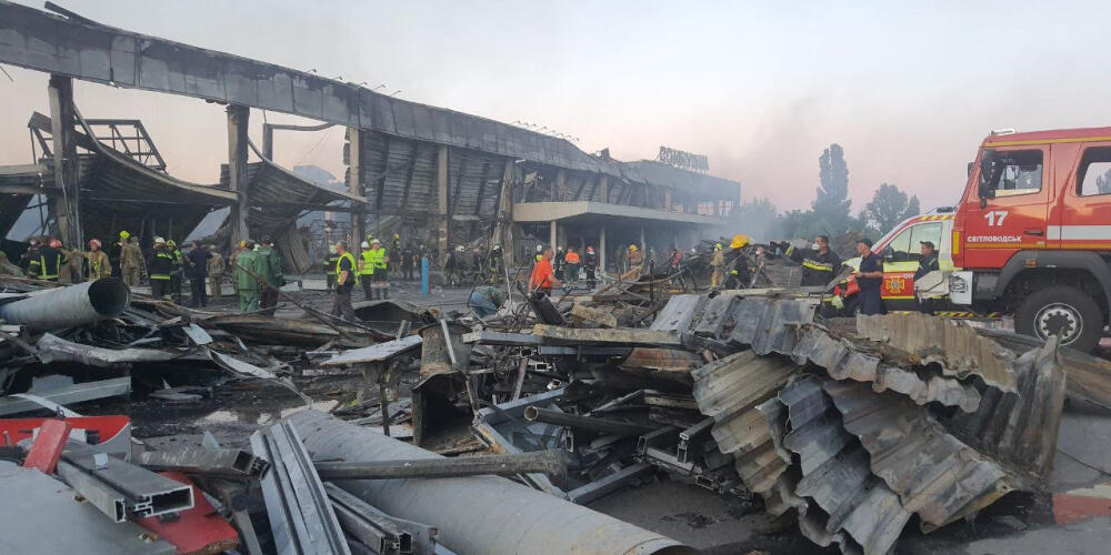 Sur cette image fournie par le service d’urgence de l’Etat ukrainien, les secours recherchent des victimes dans les décombres d’un centre commercial à Krementchouk, détruit par un bombardement le 27 juin 2022. 