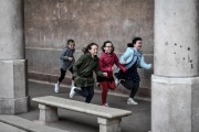 Des enfants courent dans l’école privée Eugène-Napoléon - Saint-Pierre-Fourier, à Paris, le 30 avril 2020. 