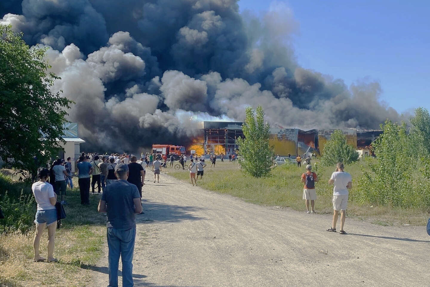 Guerre en Ukraine : au moins treize morts dans une frappe russe sur un centre commercial de Krementchouk, un « crime de guerre » pour le G7
