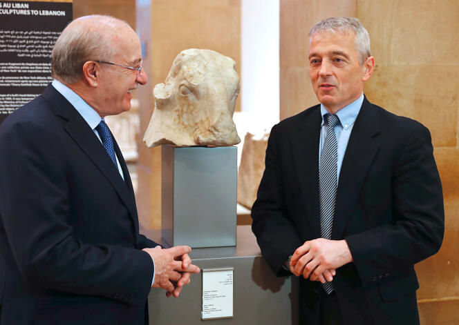 Matthew Bogdanos (à droite), au côté du ministre libanais de la culture, Ghattas Khoury, à l’occasion de la restitution d’une tête de taureau en marbre, en 2018.