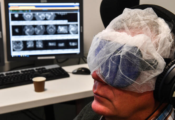 Un patient au sein des services d’imagerie médicale du CHU de Lille, lors de la présentation du nouveau dispositif d’hypnose visant à réduire le stress lors d’interventions jugées délicates, le 25 avril 2019. 