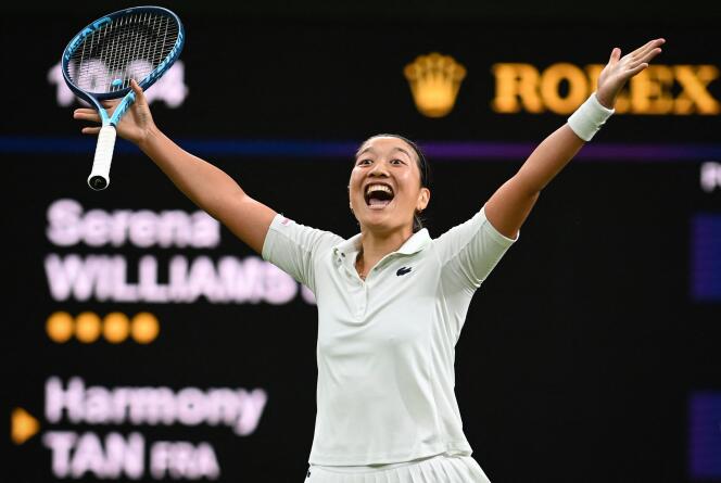 French Harmony Tan viert haar prestatie na het verslaan van de Amerikaanse Serena Williams in drie sets op 28 juni 2022 op Wimbledon.