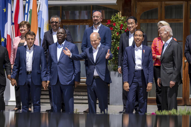 Le président français Emmanuel Macron avec ses homologues sénégalais, Macky Sall, indonésien, Joko Widodo et américain, Joe Biden (à droite), ainsi que le chancelier allemand, Olaf Scholz (au centre), au sommet du G7, à Krün, en Allemagne, lundi 27 juin 2022.