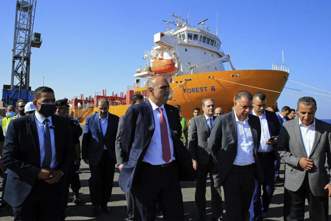 Le premier ministre jordanien, Bisher Al-Khasawneh (au centre), visite le site de l’explosion de chlore dans le port jordanien d’Aqaba, sur la mer Rouge, le 28 juin 2022. 