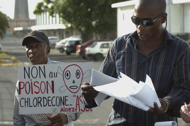 Un activiste manifeste contre l’usage du chlordécone en Guadeloupe, à Raizet Abymes, le 18 novembre 2007, à l’occasion de la visite de la ministre de la santé de l’époque, Roselyne Bachelot. L’avocat Harry Durimel se tient à ses côtés.  