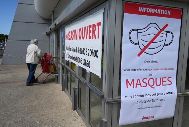 Un homme entre dans un supermarché où un panneau informe de la rupture de stock des masques, à Pérols (Hérault), en mai 2020.
