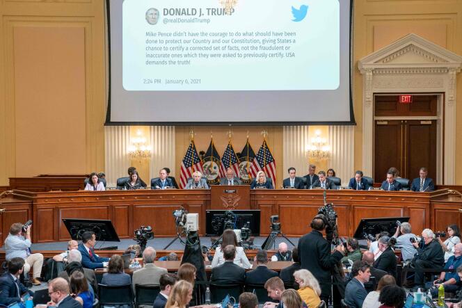Un tuit del presidente Donald Trump se muestra en una pantalla durante la sexta audiencia del Comité Selecto de la Cámara de Representantes que investiga el ataque del 6 de enero al Capitolio, en Washington, DC, el 28 de junio de 2022.