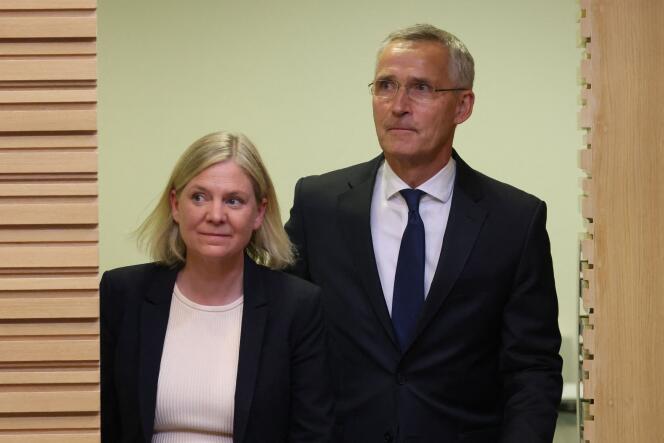 NATO Secretary-General Jens Stoltenberg (right) and Swedish Prime Minister Magdalena Anderson in Brussels on June 27, 2022.