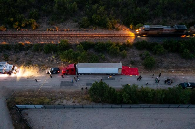 Vu aérienne d’un camion dans lequel au moins 46 personnes sont mortes, près de San Antonio (Texas), le 27 juin 2022.