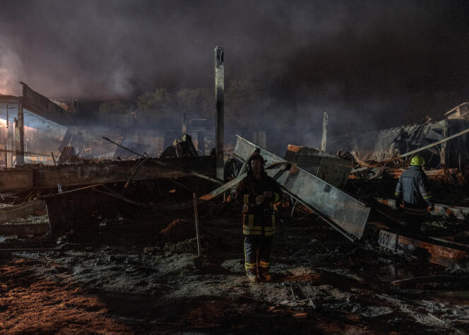 Secouristes et militaires déblayent les décombres après les frappes qui ont touché un centre commercial à Krementchouk (Ukraine), le 27 juin 2022.