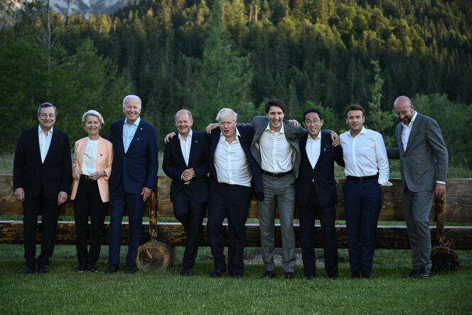 Groep van zeven leiders, aan de zijlijn van de top in Elmau Castle, 26 juni 2022.