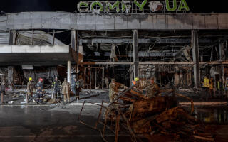 Des centaines de secouristes et de militaires déblayent les décombres suite aux frappes qui ont touché un centre commercial à Krementchouk, en Ukraine, le 27 juin 2022.
Le bilan est d’au moins 16 morts et 59 blessés.