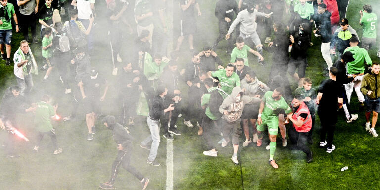 St Etienne supporters invade the field after the penalty shootout - St Etienne is relegated to Ligue2Harold Moukoudi (Asse) Enzo Crivelli (Asse) - Illustrations of the outbursts at the end of the Ligue 1 Uber Eats match 