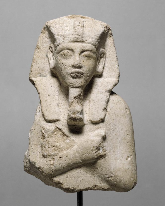 Une statuette représentant Akhenaton.