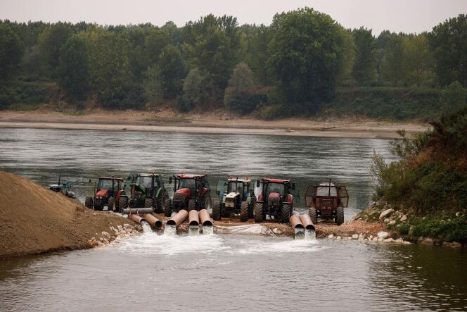 Des tracteurs pompent l’eau du Pô vers un canal alors que la plus longue rivière d’Italie s’assèche à cause d’une vague de chaleur précoce, à Isola Pescaroli, le 22 juin 2022.