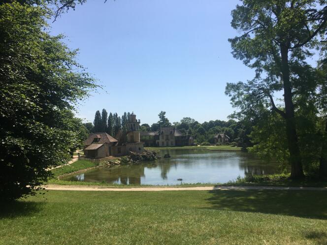 Le Grand Lac, dont les bords ont été réstaurés, et les fabriques du Hameau de la Reine, dans le Domaine de Trianon, à Versailles.