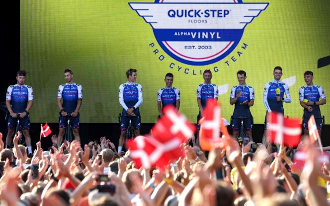 Quick-Step Alpha Vinyl, ici lors de la présentation de ses huit coureurs alignés sur le Tour de France, le 29 juin 2022 à Copenhague, fait partie des équipes qui ont dû modifier leurs plans à cause du Covid-19.