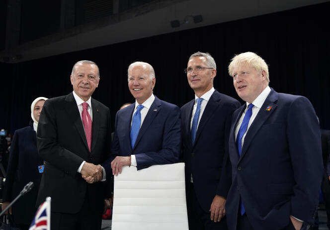 De gauche à droite, le président turc, Recep Tayyip Erdogan, le président américain, Joe Biden, le secrétaire général de l’OTAN, Jens Stoltenberg, et le premier ministre britannique, Boris Johnson, lors d’un sommet de l’OTAN à Madrid, en Espagne, le 29 juin 2022. 