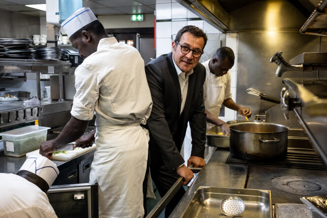 Etienne Guerraud, gérant du Café du commerce, brasserie située à Paris, en juin 2022.