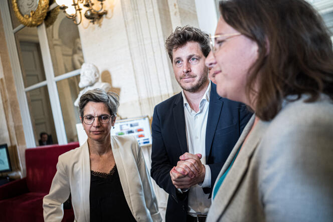 Les écologistes Sandrine Rousseau (à gauche), Julien Bayou et Cyrielle Chatelain répondent à des journalistes dans la salle des Quatre-Colonnes, à l’Assemblée nationale, le 29 juin 2022.