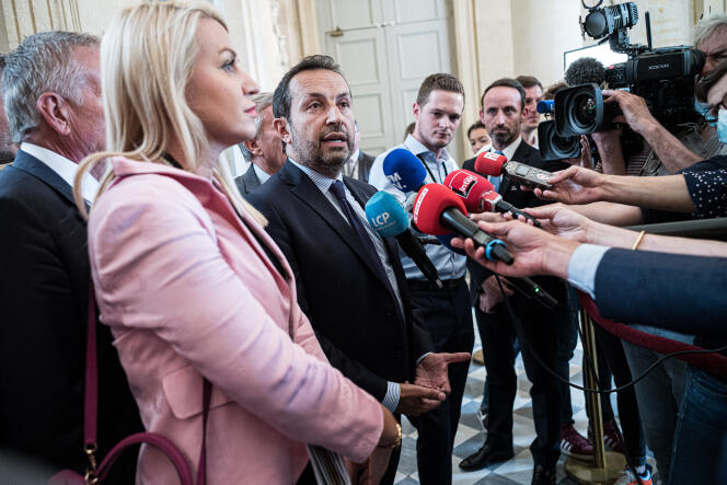 Les députés RN Hélène Laporte et Sébastien Chenu, élus vice-présidents de l’Assemblée nationale, répondent à des journalistes dans la salle des Quatre-Colonnes, à Paris, le 29 juin 2022.