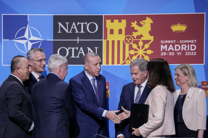 Le président turc, Recep Tayyip Erdogan, au centre, serre la main de la ministre suédoise des affaires étrangères, Ann Linde, lors du sommet de l’OTAN à Madrid, le 28 juin 2022.