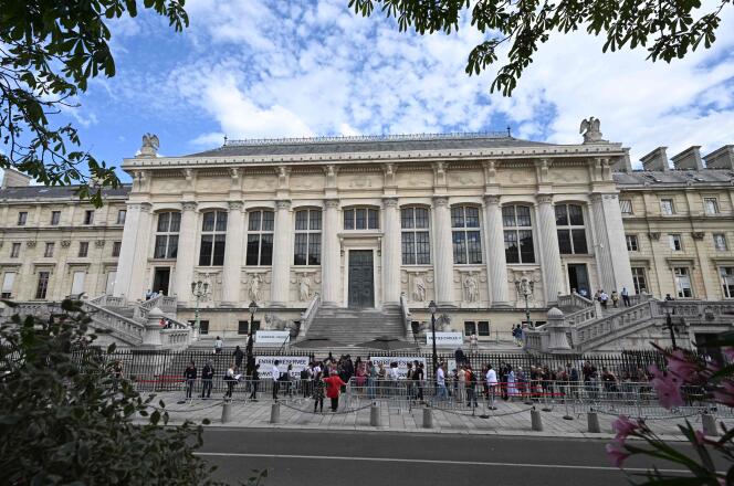 Civil parties and journalists arrive at the Special Criminal Court of Paris at the Palais de Justice courthouse in Paris, on June 29, 2022, ahead of the verdict in the trial of the November 13 attacks in the French capital. 