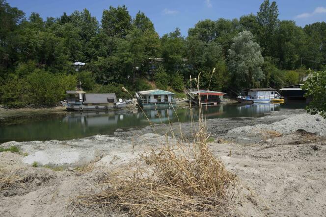 Des maisons flottantes sur le Pô aux rives asséchées, près de Pavie (Italie), le 25 juin 2022.