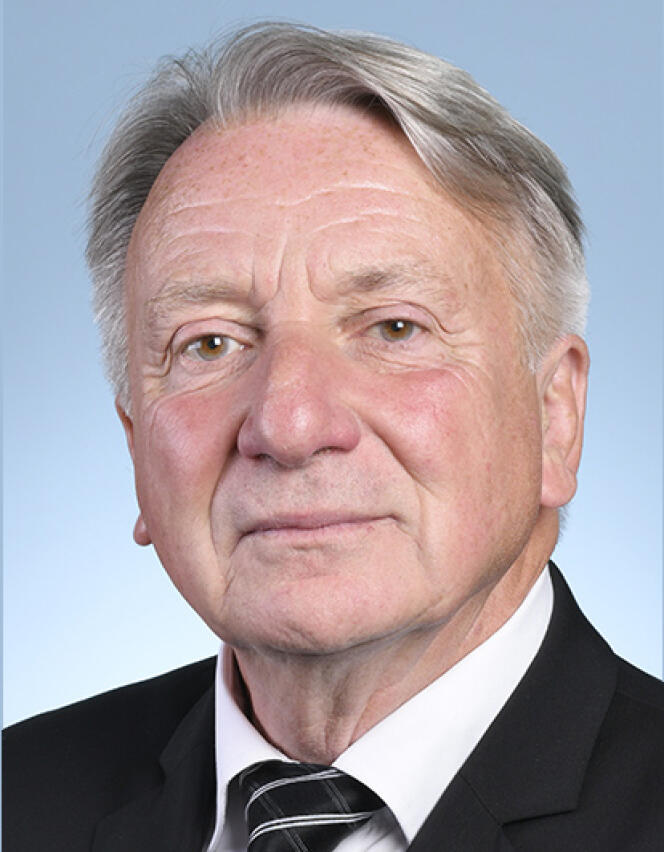 Roger Chudeau, député RN de la 2e circonscription du Loir-et-Cher.

Portrait format identitÇ