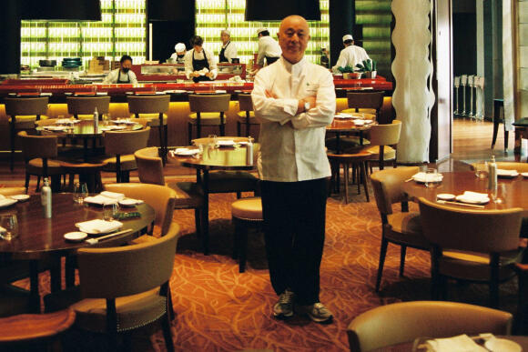 Nobu Matsuhisa dans la salle de son restaurant du Royal Monceau, dans le 8e arrondissement de Paris.