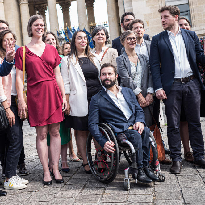 Sébastien Peytavie, député de Dordogne, entouré par ses collègues écologistes, lors de son arrivée à l’Assemblée nationale, à Paris, le 21 juin 2022.