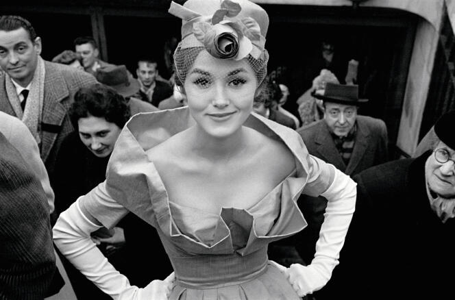 Monique Dutto à la sortie du métro, à Paris, pour « Jours de France », 1959.