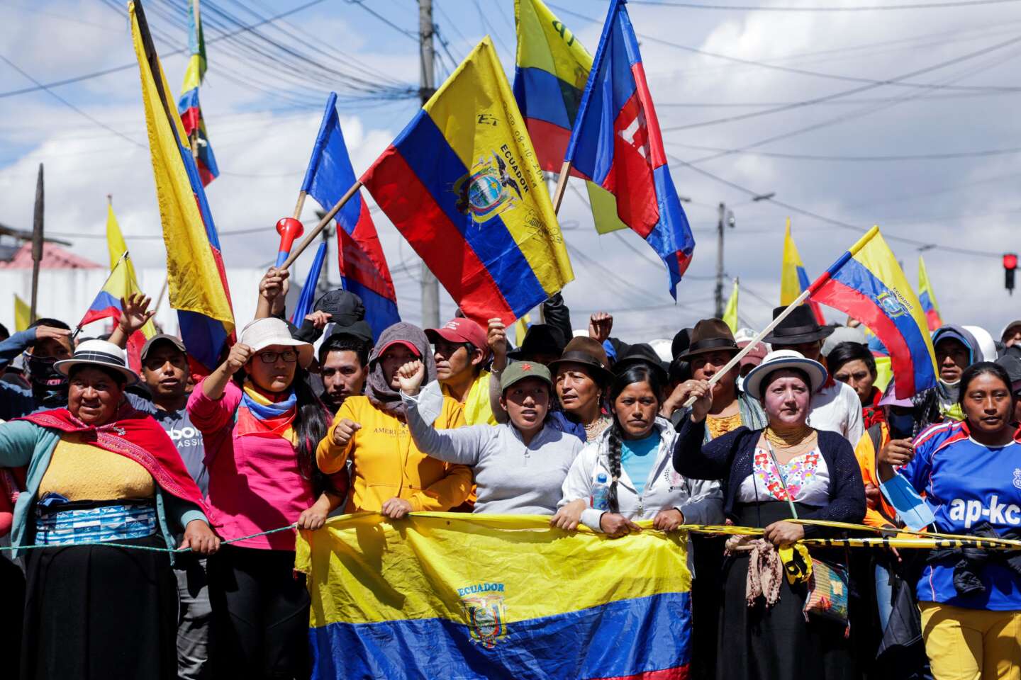 In Ecuador, the natives and the government sign an agreement that ends the demonstrations
