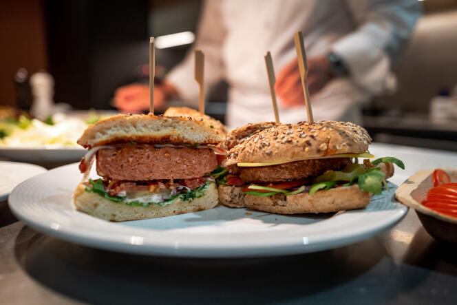  Un burger fait à partir de produits végétaux est présenté au siège de l’entreprise Firmenich, à Satigny près de Genève, en Suisse, le 30 juin 2022.