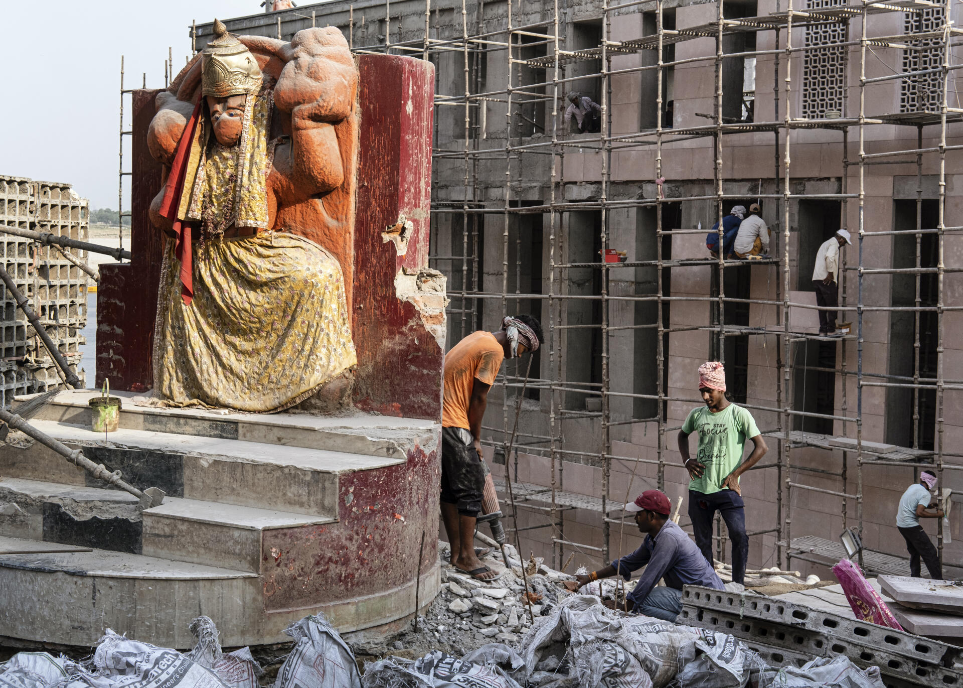 Des ouvriers travaillent sur le chantier du corridor du temple Kashi Vishwanath, à Bénarès, en Inde, le 6 juin 2022.