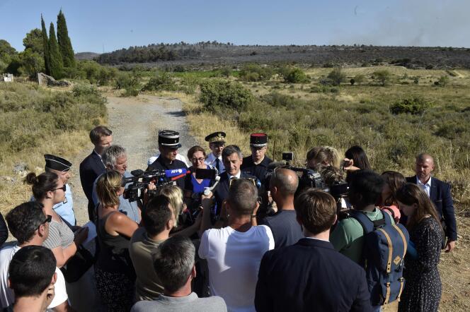 Le ministre de l’intérieur Gérald Darmanin alors qu’il visite le site d’un incendie de forêt dans la chaîne de montagnes d’Opoul (Pyrénées-Orientales ), le 29 juin 2022.