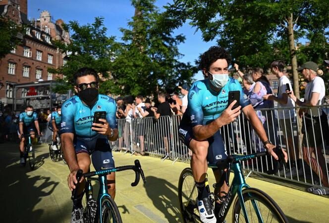 Les coureurs de l’équipe Astana-Kazakstan arrivent masqués à la cérémonie de présentation des équipes avant le départ du Tour de France à Copenhague, le 29 juin 2022. 