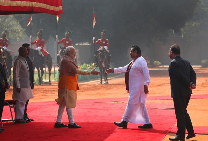 Il primo ministro indiano Narendra Modi, al centro a sinistra, saluta la sua controparte dello Sri Lanka, Mahinda Rajapaksa, durante un solenne ricevimento al Palazzo presidenziale indiano, a Nuova Delhi, India, l'8 febbraio 2020.