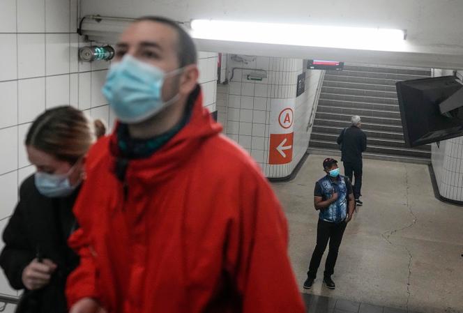 Metrogebruikers dragen maskers om zichzelf te beschermen tegen Covid-19, in Parijs, 30 juni 2022.