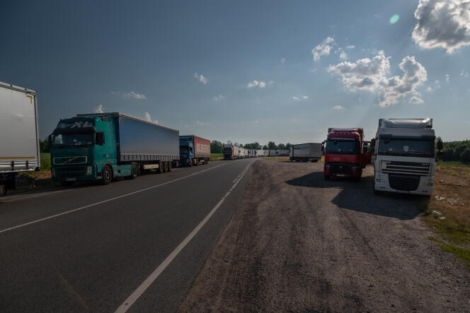 Des camionneurs attendent depuis quatre jours pour passer la frontière au point de contrôle frontalier de Tchernichevskoïe, le 27 juin 2022. 