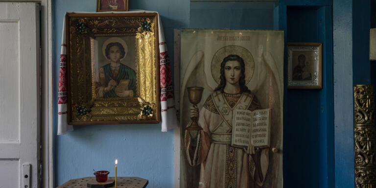 Des icônes décorent une petite église à Odihitrii, Vilne, en Ukraine, le 19 juin 2022.